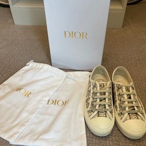 WALK'N'DIOR SNEAKER
Gray Stone Dior Oblique Embroidered Cotton